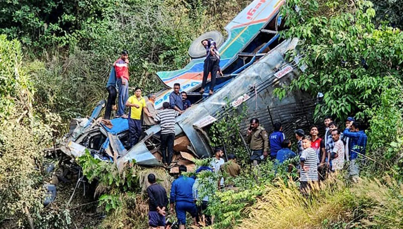 ‎36 ‎‏ قتيلاً بحادث حافلة في جبال هملايا ‏