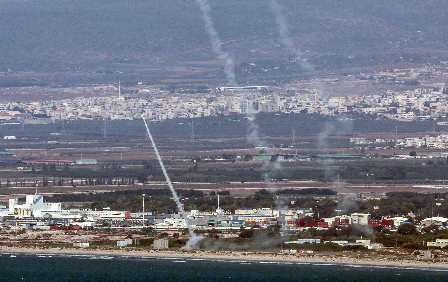 الجيش الإسرائيلي: إطلاق 15 صاروخاً من لبنان باتجاه خليج ‏حيفا (بالفيديو)‏