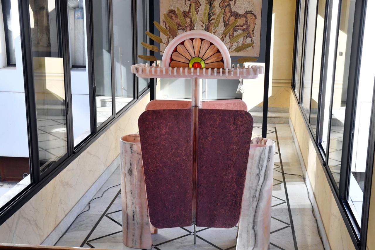 L'œuvre de George Jaara, Pink Phoenix, exposée à la Villa Odeh.
