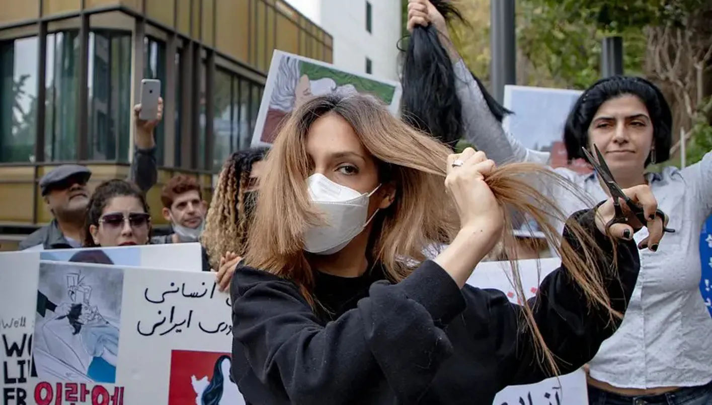 قانون يُشدّد العقوبات على النساء غير المحجبات في إيران... وبزشكيان ينتقد!