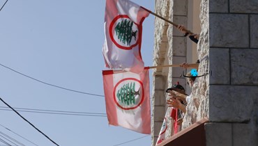 مناصرو حزب "القوات اللبنانية" يلوّحون بالأعلام (ارشيف "النهار").