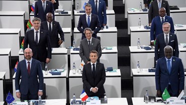 صورة جماعية لماكرون (في الوسط) وزعماء أوروبيين وأفارقة في مبنى المجلس الأوروبي في بروكسيل (17 شباط 2022، أ ف ب).