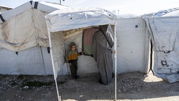 امرأة وطفل في مخيم روج شمال شرق سوريا (3 شباط 2022، أ ب). 