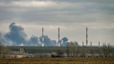 دخان يتصاعد من محطة لتوليد الكهرباء بعد قصف خارج بلدة شاستيا، بالقرب من مدينة لوغانسك شرق أوكرانيا (22 شباط 2022، أ ف ب). 