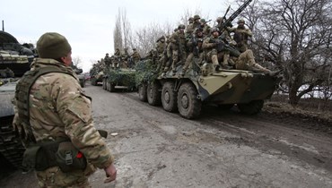 جنود أوكرانيون يستعدون لصد هجوم في منطقة لوغانسك بأوكرانيا (24 شباط 2022، أ ف ب). 