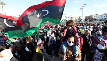 ليبيون تجمعوا في ساحة الشهداء في طرابلس لاحياء الذكرى الـ11 للانتفاضة على القذافي (18 شباط 2022، أ ف ب). 
