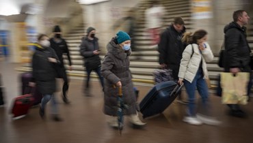 أشخاص في محطة مترو لمغادرة كييف بأوكرانيا (24 شباط 2022، أ ب).