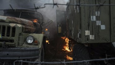مركبات عسكرية أوكرانية تحترق في قاعدة دفاع جوي في أعقاب غارة روسية على ما يبدو في ماريوبول بأوكرانيا (24 شباط 2022، أ ب). 