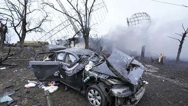رادار وسيارة ومعدات مدمرة في منشأة عسكرية أوكرانية خارج ماريوبول بأوكرانيا (24 شباط 2022، أ ب). 