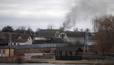 دخان يتصاعد من بلدة هوستوميل في شمال غرب كييف (24 شباط 2022، أ ف ب). 