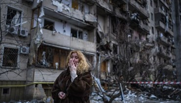 ناتالي سيفريوكوفا باكية بجوار منزلها بعد هجوم صاروخي على مدينة كييف (25 شباط 2022، ا ب). 