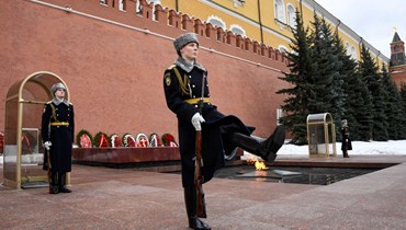 عناصر من حرس الشرف الروس خلال مراسم تغيير الحراس عند قبر الجندي المجهول بجوار جدار الكرملين وسط موسكو (24 شباط 2022، أ ف ب). 