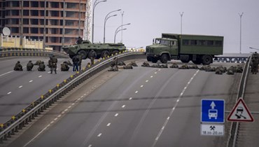 جنود أوكرانيون تمركزوا على جسر داخل مدينة كييف (25 شباط 2022، أ ب). 