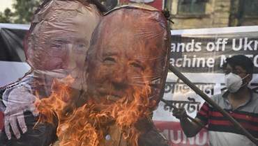 نشطاء في الهند يحرقون دمى للرئيس الروسي فلاديمير بوتين والرئيس الأميركي جو بايدن