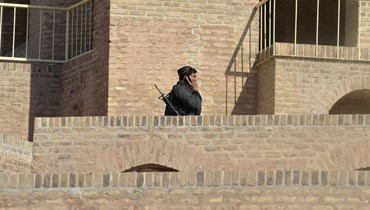 مقاتل من طالبان يمشي داخل قلعة هرات في هرات (19 شباط 2022، أ ف ب). 