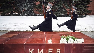 جنود من حرس الشرف الروس خلال مراسم تغيير الحراس في قبر الجندي المجهول بجوار جدار الكرملين في وسط موسكو (26 شباط 2022، ا ف ب). 