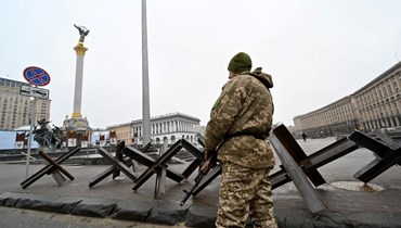 مقاتل من القوات الأوكرانية يقف في ساحة الاستقلال في كييف (2 آذار 2022، أ ف ب). 