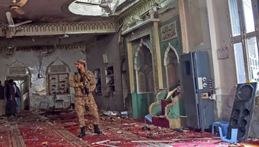 جندي يقف داخل مسجد بعد انفجار قنبلة في بيشاور (4 آذار 2022، ا ف ب). 