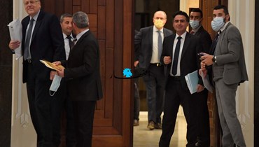 عددٌ من الوزراء بعد انتهاء الجلسة الحكومية (نبيل اسماعيل).