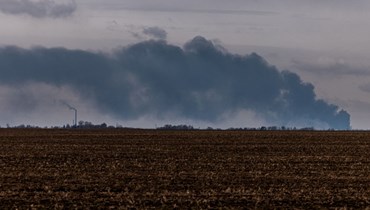 دخان يتصاعد فوق مدينة تشيرنيهيف شمال أوكرانيا بعد قصف روسي (4 آذار 2022 - أ ف ب).
