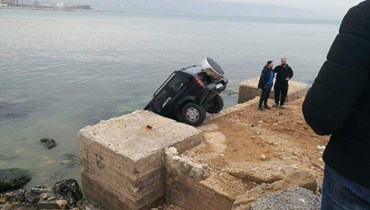 سقوط سيارة مواطن في ميناء طرابلس.