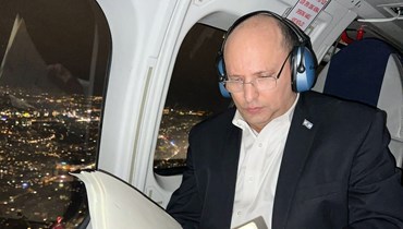 بينيت في طائرة هليكوبتر خلال زيارته برلين بعد محطة له في موسكو (6 آذار 2022، أ ف ب). 