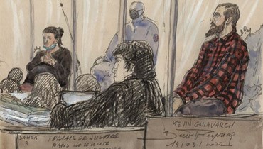 كيفين غيافارش، وهو فرنسي غادر للقتال في سوريا، وزوجاته، أثناء محاكمته في محكمة باريس (أ ف ب).
