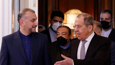 لافروف (إلى اليمين) وعبد اللهيان يدخلان قاعة خلال اجتماع في موسكو (15 آذار 2022، ا ف ب). 