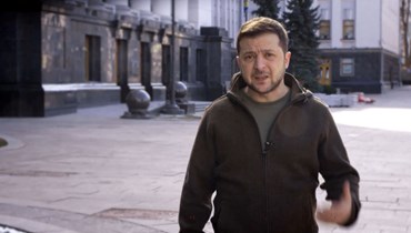 زيلينسكي متكلما امام الكاميرا في أحد شوارع كييف (11 آذار 2022، أ ف ب). 