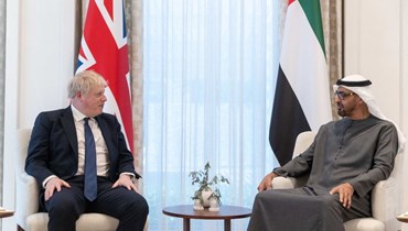 ولي عهد أبو ظبي الشيخ محمد بن زايد آل نهيان ورئيس الوزراء البريطاني بوريس جونسون في أبوظبي أمس (أ ف ب).