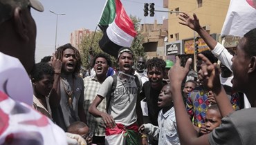 سودانيون مناهضون للانقلاب يشاركون في تظاهرة في الخرطوم ضد الحكم العسكري (14 آذار 222، أ ب). 