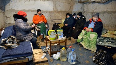 اشخاص اختبأوا في الطبقة السفلى من مبناهم في مدينة خاركيف الشمالية الشرقية بأوكرانيا (20 آذار 2022، ا ف ب).