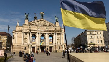 علم أوكراني أمام دار الأوبرا والباليه في مدينة لفيف غرب أوكرانيا (20 آذار 2022، أ ف ب).