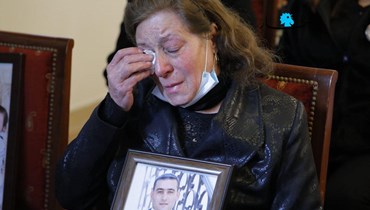 أم شهيد تبكي ابنها بحرقة خلال التكريم (مارك فيّاض).