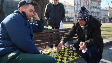 مهاجرون أوكرانيون يلعبون الشطرنج (أ ف ب).