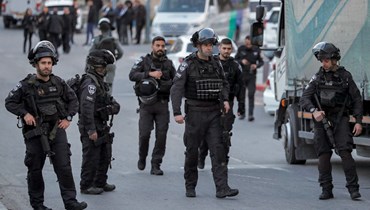 عناصر من قوات الأمن الإسرائيلية تجمعوا في موقع هجوم بالطعن في حي رأس العمود بالقدس الشرقية (20 آذار 2022، ا ف ب). 