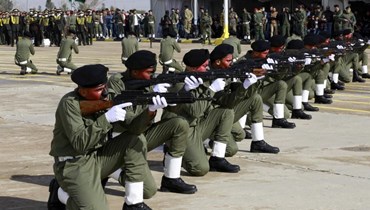 طلاب عسكريون ليبيون خلال احتفال تخرجهم في أكاديمية الحرب في طرابلس (23 ك2 2022، أ ب). 