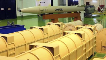 صورة وزعتها وزارة الدفاع الايرانية في 21 ايلول 2010، بمزاعم أنها تظهر صاروخ فاتح 110 أرض-أرض في مكان غير معروف في طهران (أ ب). 