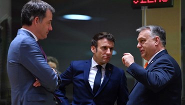 (من اليسار) رئيس الوزراء البلجيكي ألكسندر دي كرو خلال حديث مع الرئيس الفرنسي ايمانويل ماكرون ورئيس الوزراء الهنغاري فيكتور أوربان قبل قمة للاتحاد الأوروبي في مقر الاتحاد في بروكسيل (25 آذار 2022، أ ف ب). 