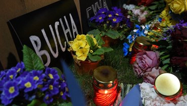 إضاءة شموع لأجل ضحايا بوتشا (أ ف ب).