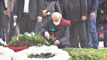 جنبلاط يضع وردة حمراء على ضريح رفيق دربه السياسي (نبيل إسماعيل).