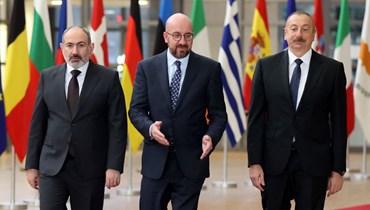 (من اليسار) باشينيان، ميشال، وعلييف قبل اجتماعهم في المجلس الأوروبي في بروكسيل (6 نيسان 2022، أ ف ب). 