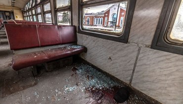آثار دماء في عربة قطار بعد هجوم صاروخي على محطة قطارات كراماتورسك شرق أوكرانيا (8 نيسان 2022، أ ف ب). 