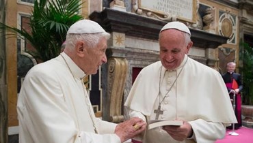 البابا فرنسيس والبابا بنديكتوس السادس عشر (أ ف ب). 