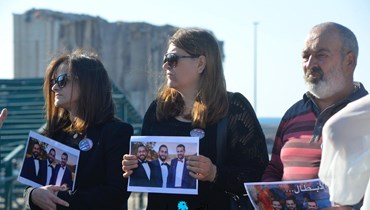  وقفة احتجاجية لأهالي ضحايا المرفا أمام تمثال المغترب تنديداً بقرار هدم الأهراءات (حسام شبارو).