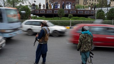عناصر من "طالبان" قرب ساحة أحمد شاه مسعود في كابول (12 نيسان 2022 - أ ف ب).