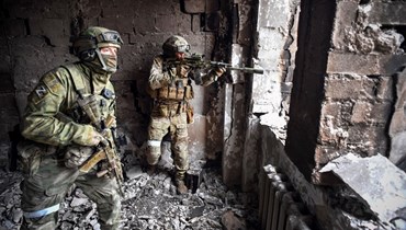 جنود روس في مسرح ماريوبول الذي تعرض للقصف، في ماريوبول (12 نيسان 2022، أ ف ب).