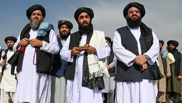 الناطق باسم "طالبان" ذبيح الله مجاهد في مطار كابول (أ ف ب).