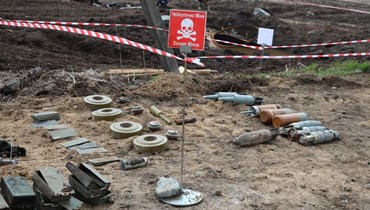 خطر الألغام والانفجارات في إحدى المدن الأوكرانية (أ ف ب).