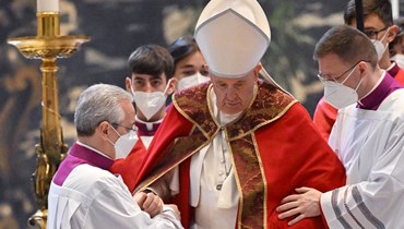 البابا فرنسيس خلال جنازة الكاردينال المكسيكي خافيير لوزانو باراجان، في كاتدرائية القديس بطرس بالفاتيكان (25 نيسان 2022، أ ف ب). 